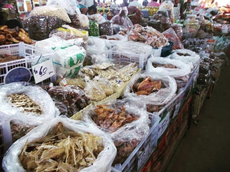 wanderlust bee jungle trekking in chiang mai local market
