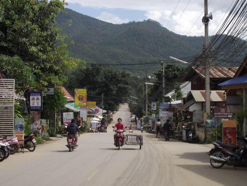 wanderlust bee back packing in pai, thailand